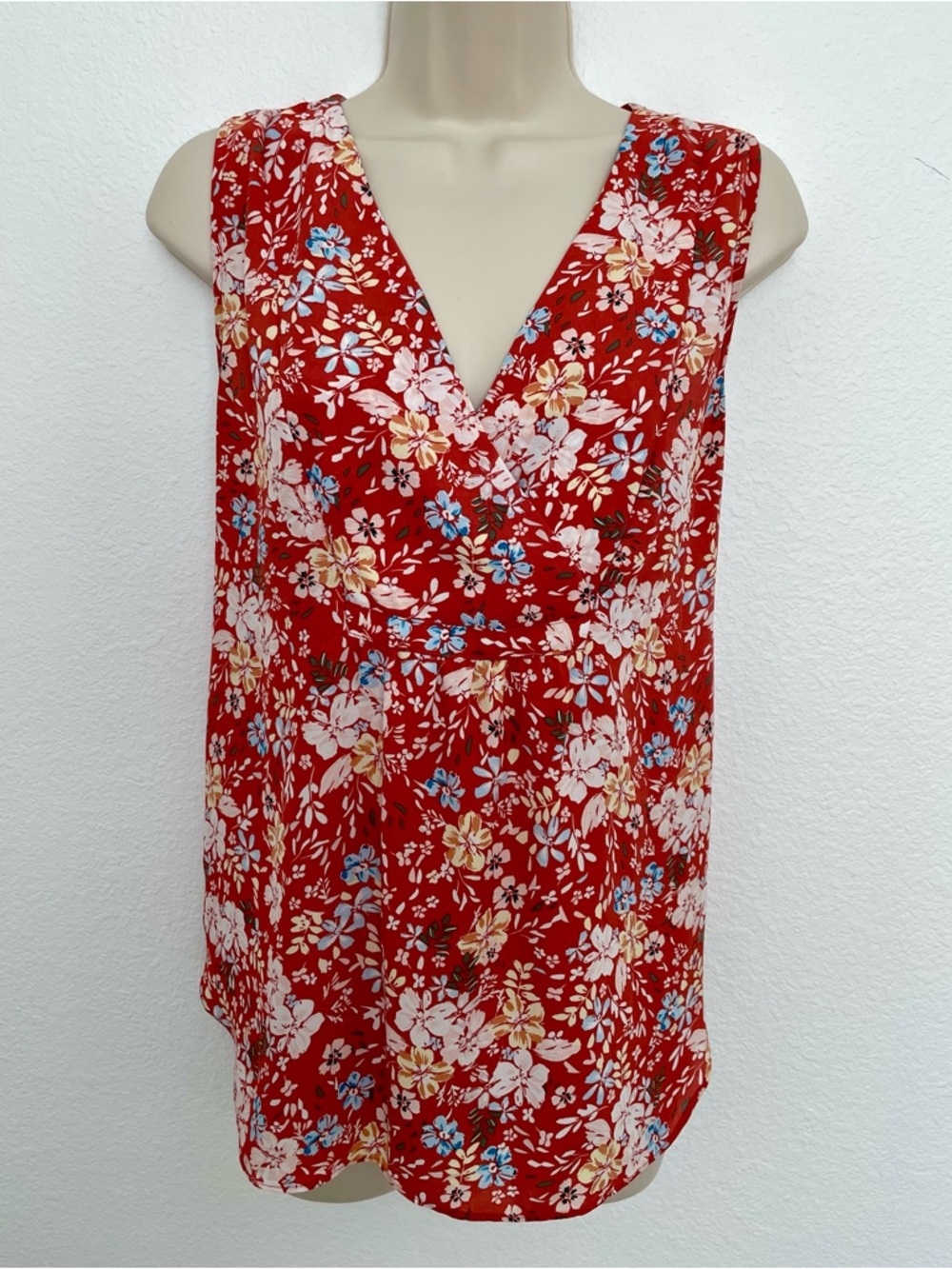 LOFT Red Orange Floral Sleeveless V-Neck Camisole Blouse Sz M